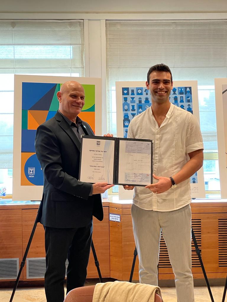 ניר מסיקה מקבל את התעודה על זכייתו. קרדיט - ניר מסיקה