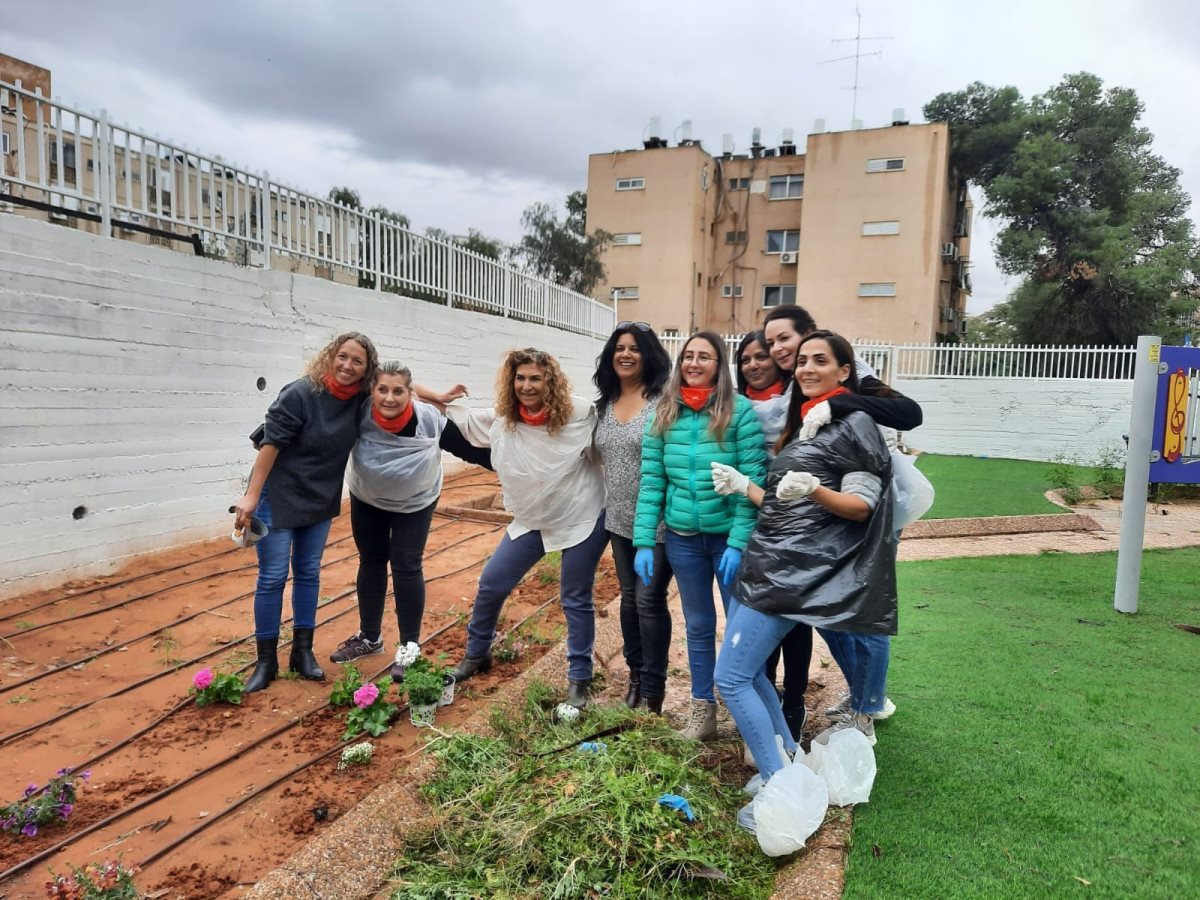 יחידת הכספים מקימה גינה בהוסטל בית אבישי בעיר. קרדיט - כללית