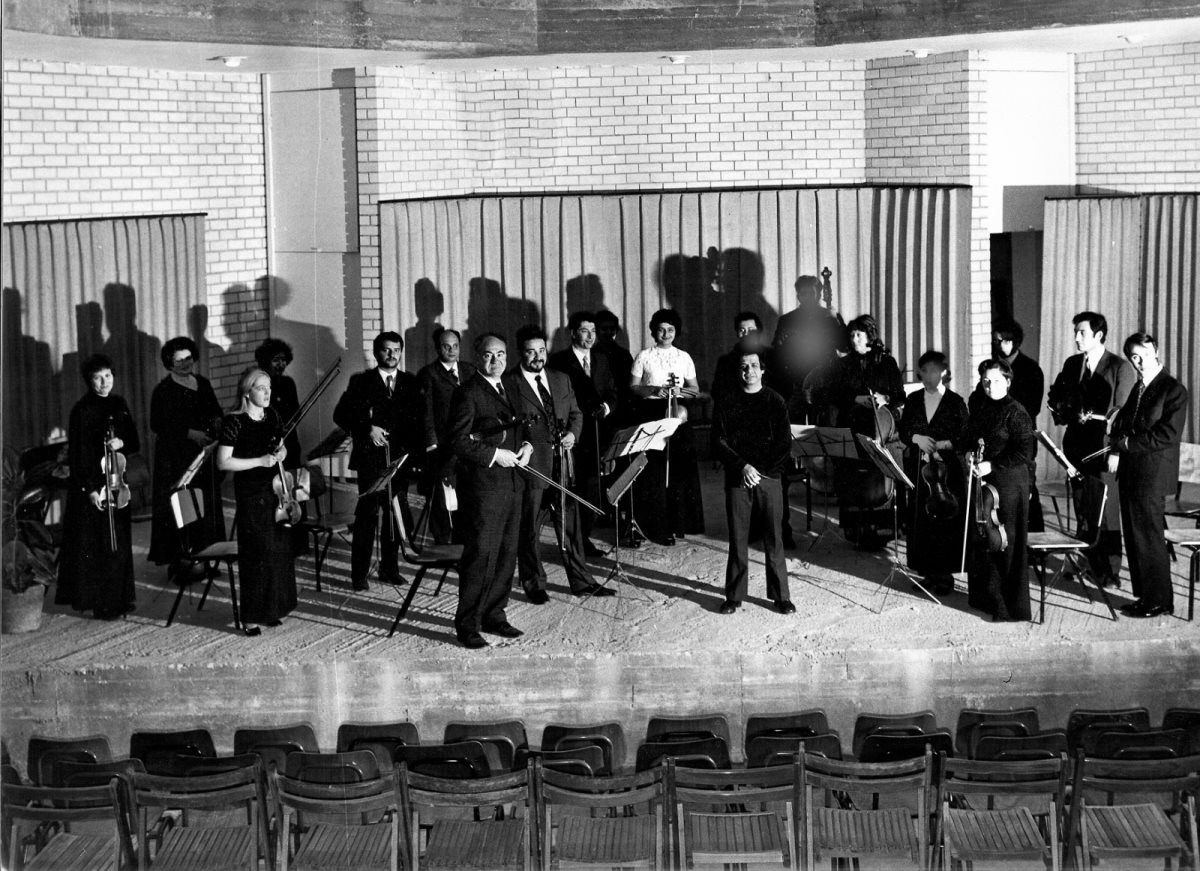 אבי אוסטרובסקי והסינפונייטה חזרות בקונסרבטוריון 1974. צילום: ארכיון גואל דרורי