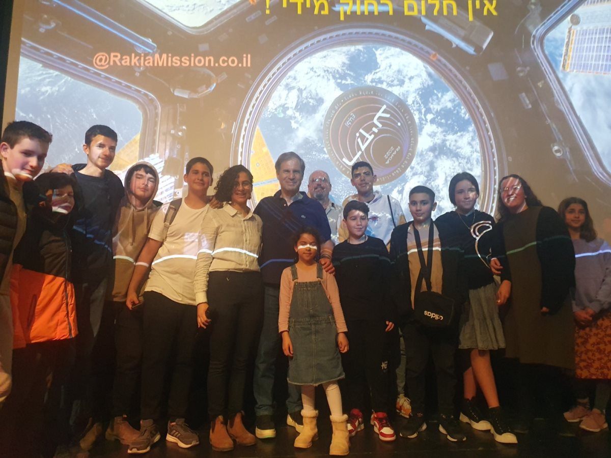 איתן סטיבה מוקף ילדים, לאחר הרצאתו בפארק קרסו למדע - קרדיט בנג'ו תקשורת