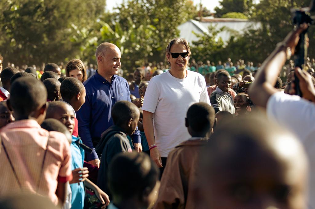 אסי רחמים לצד נונו מנדש. קרדיט - יח"צ