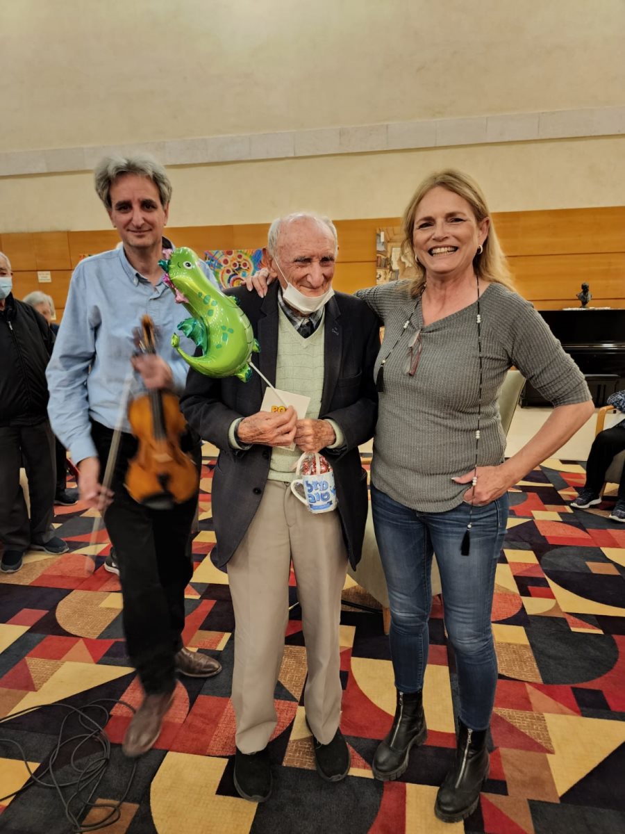 אלכס יוגרמן עם שניו יורם וחברה שרה 