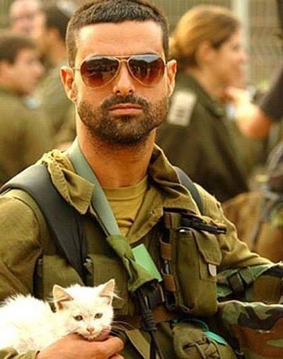 שימי ביטון והחתולה שהציל. קרדיט - צילום פרטי