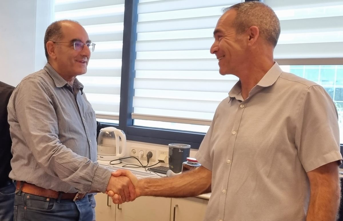 ארנון קולומבוס ושמואל אסולין בחתימת ההסכם. קרדיט - חממת InNegev