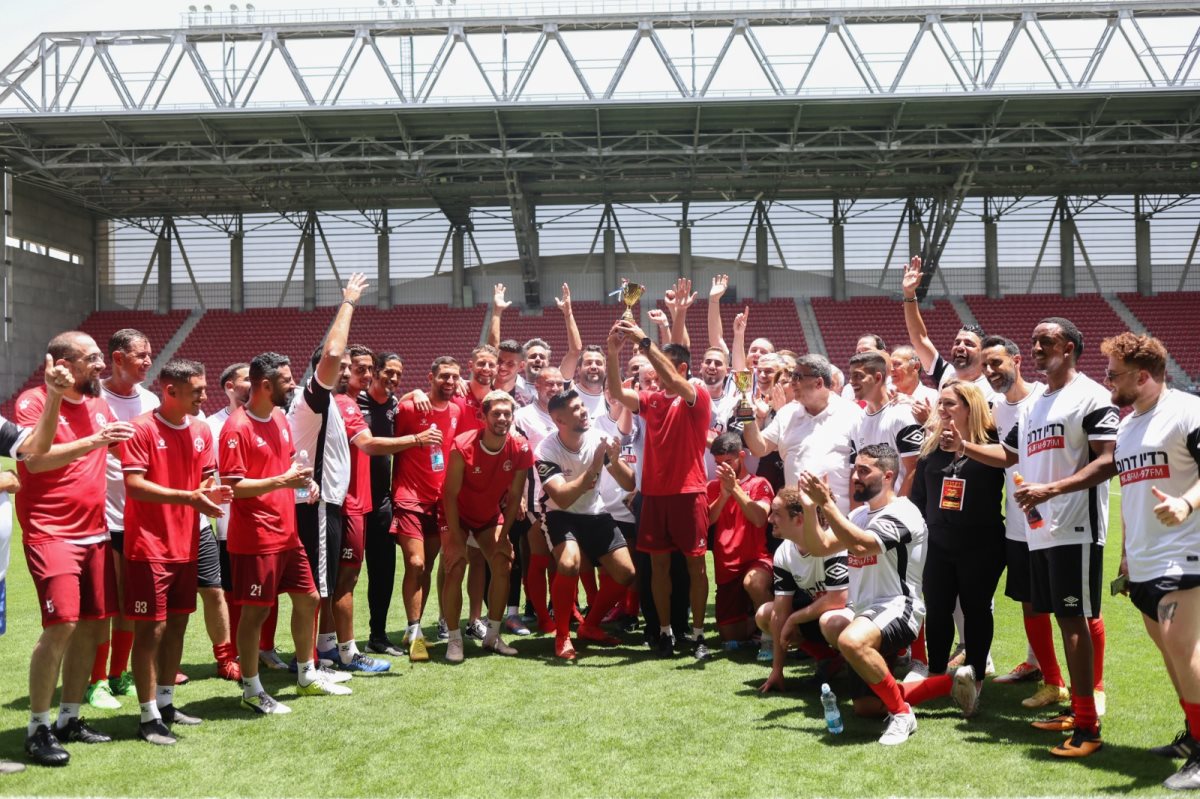 הפועל באר שבע וצוות רדיו דרום. צילום: מישל אמזלג