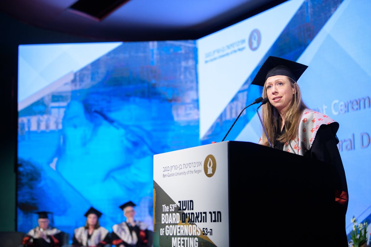 צ&#39;לסי קלינטון במהלך הכנס. קרדיט - דני מכליס