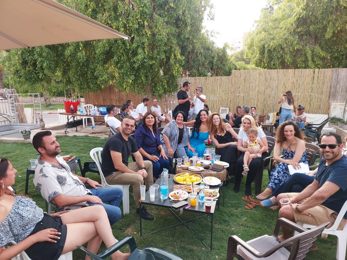 חוגגים בבית החדש של משפחת פרידמן