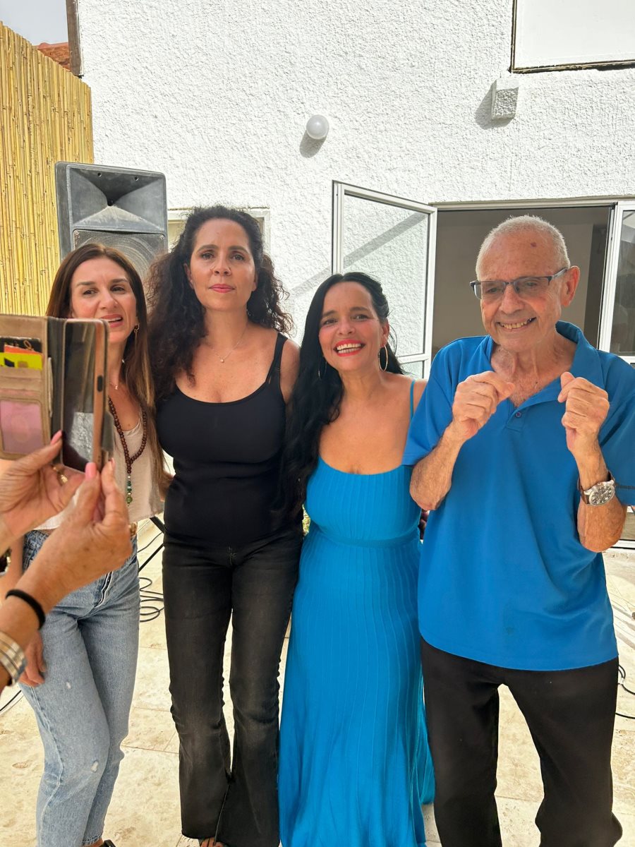 יסמין סקס פםרידמן עם אבא, אחותה וחברה אילנית