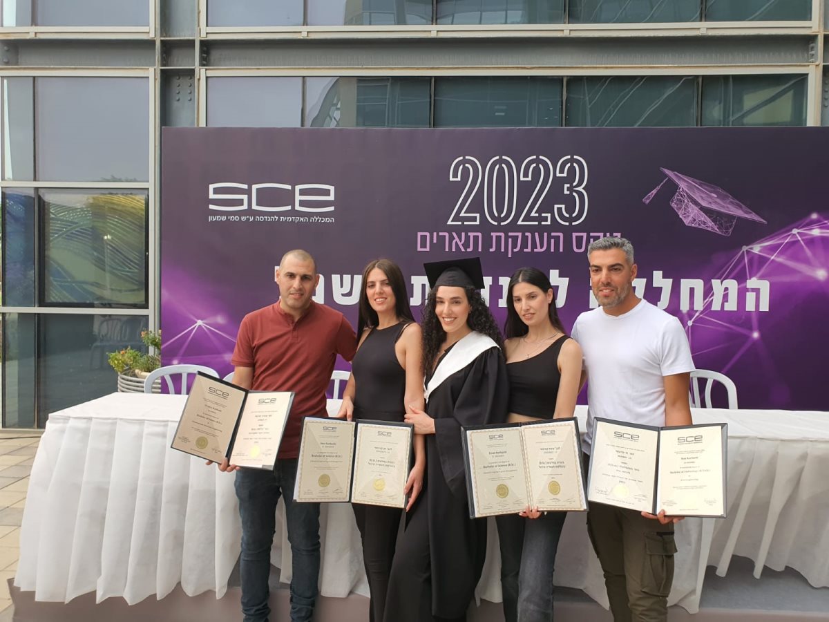 משפחת קורבאשי בטקס חלוקת התארים. קרדיט - SCE