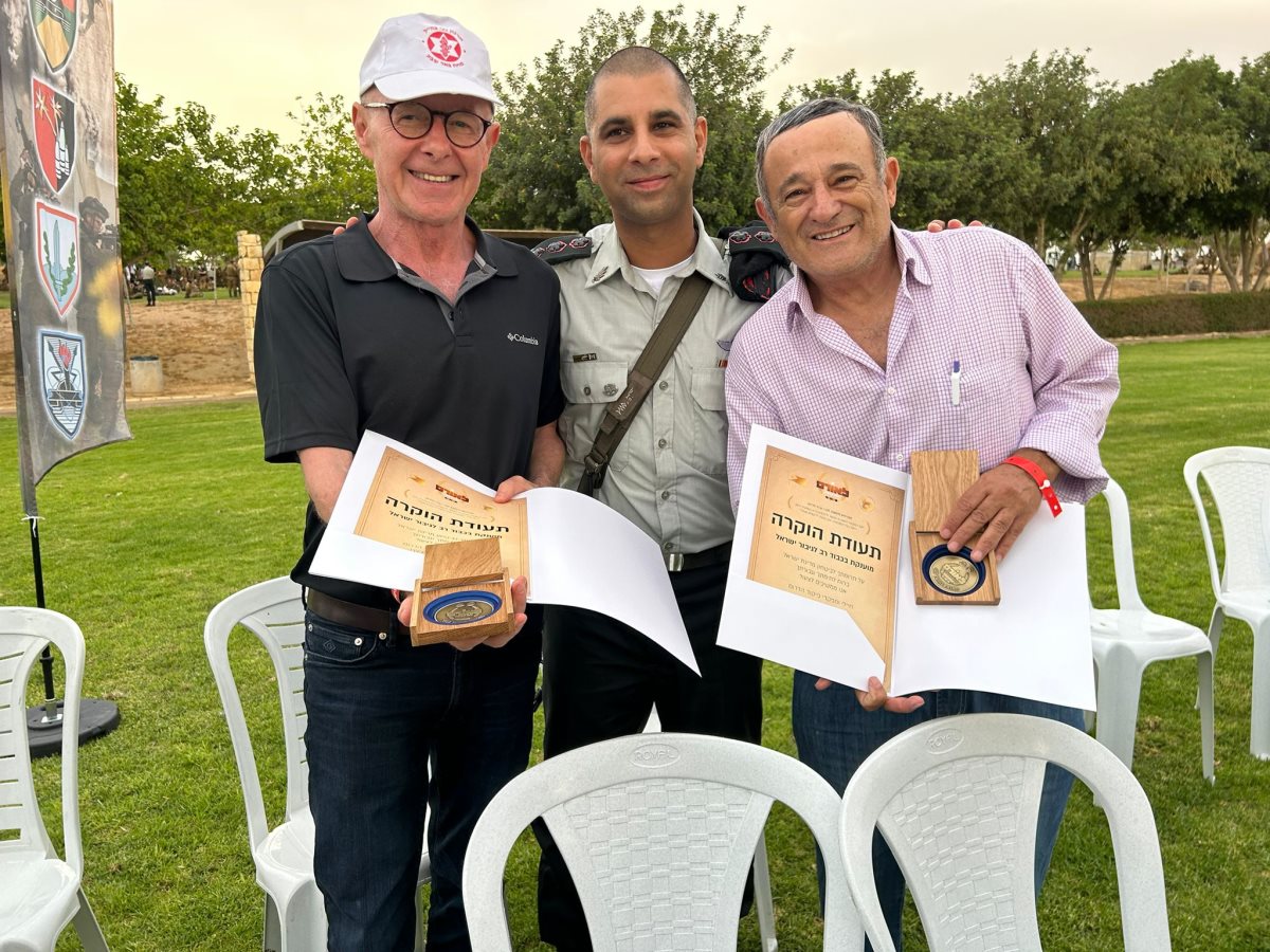 אל"מ בני אהרון, מעניק מדליות לאמיר רוזנבליט ועמנואל דמרי. קרדיט - צילום פרטי