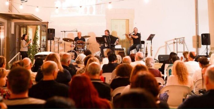 ערב שירה בציבור עם יוסי לב וחברים. באדיבות אתר כל הדרכים לגלות את באר שבע