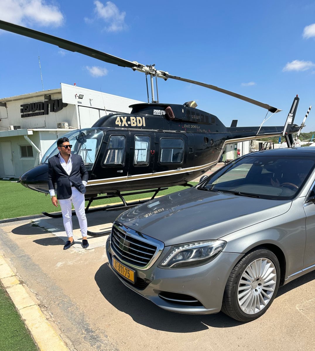 אדם שטרית והמסוק. צילום: פרטי