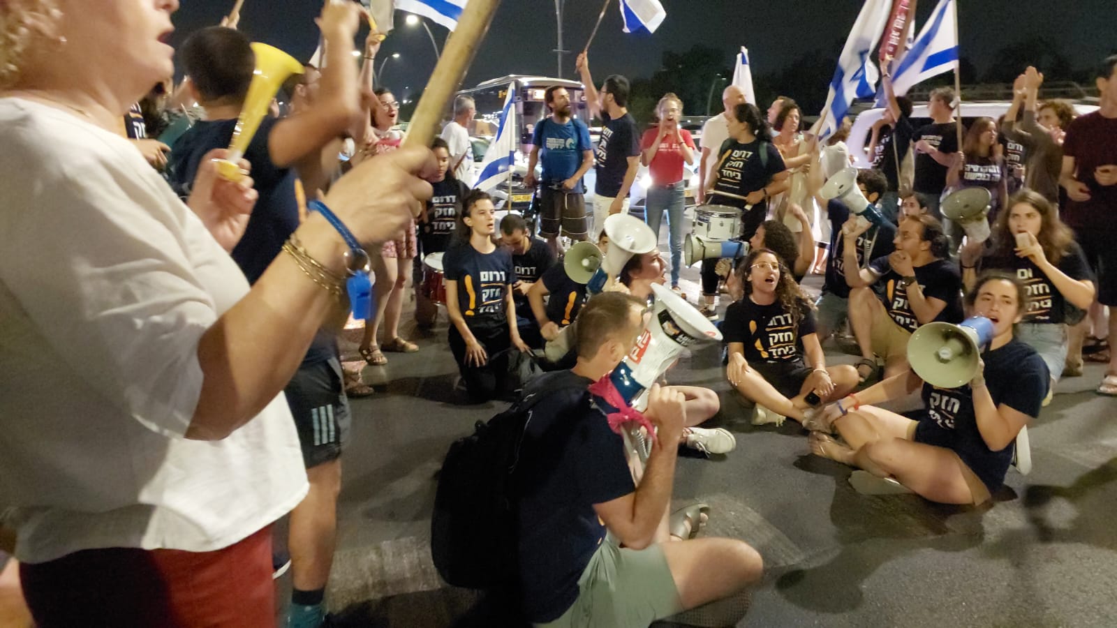 מפגינים חוסמים הערב את כביש רגר. צילום באדיבות בועז יוטה