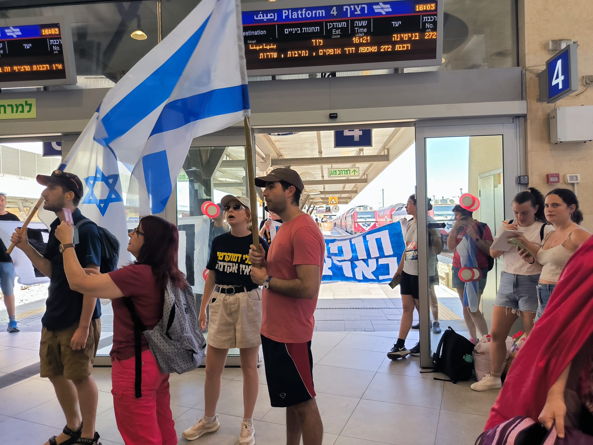 מפגינים ברכבת מרכז בבאר שבע. קרדיט שימוש חופשי