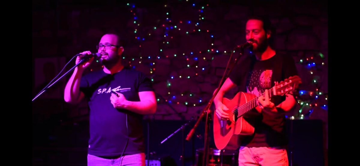 דניאל בנדל במופע מקורי. שימוש לפי סעיף 27א החוק זכויות היוצרים