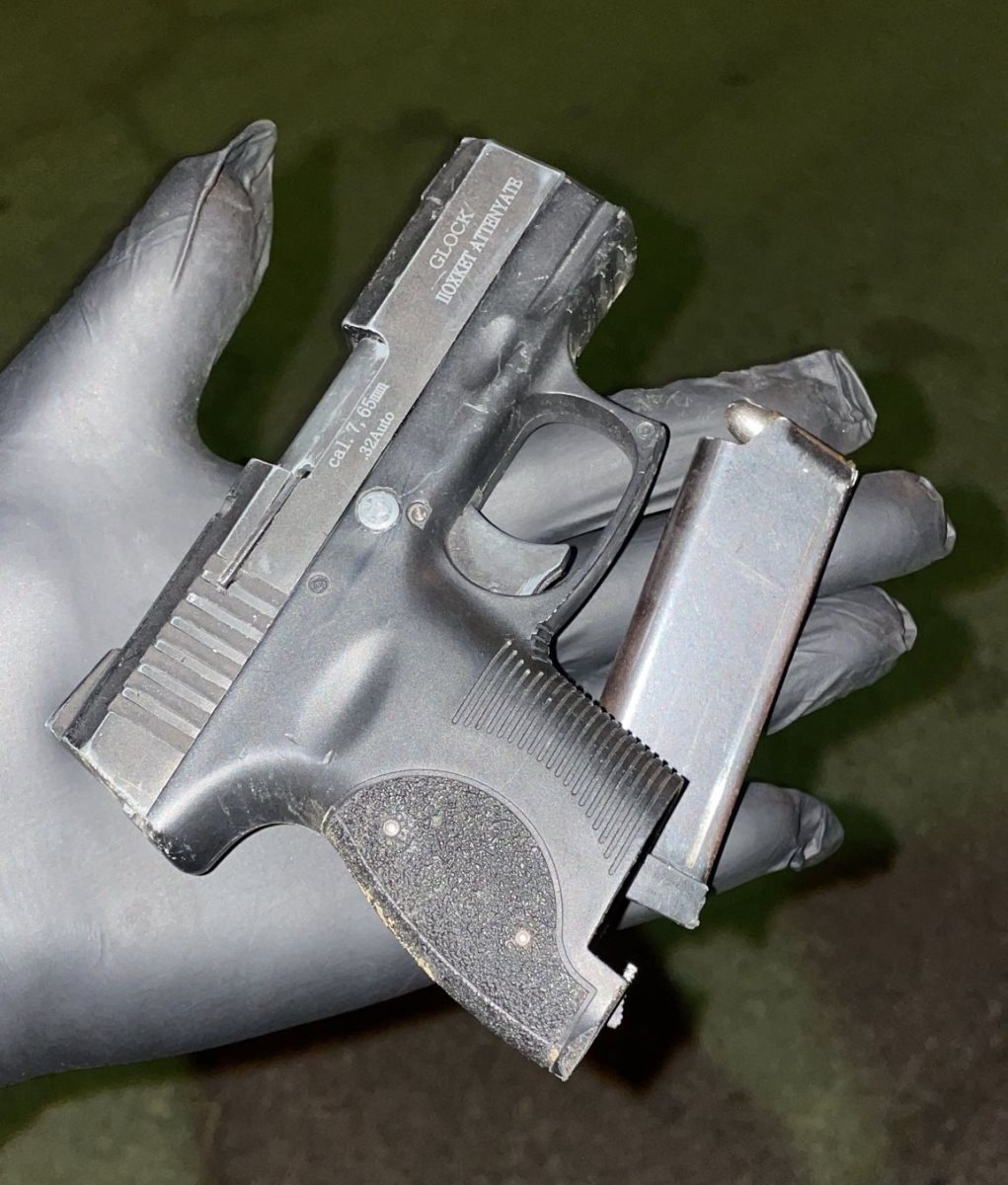 האקדח שנתפס על החשוד. קרדיט - דוברות מרחב נגב