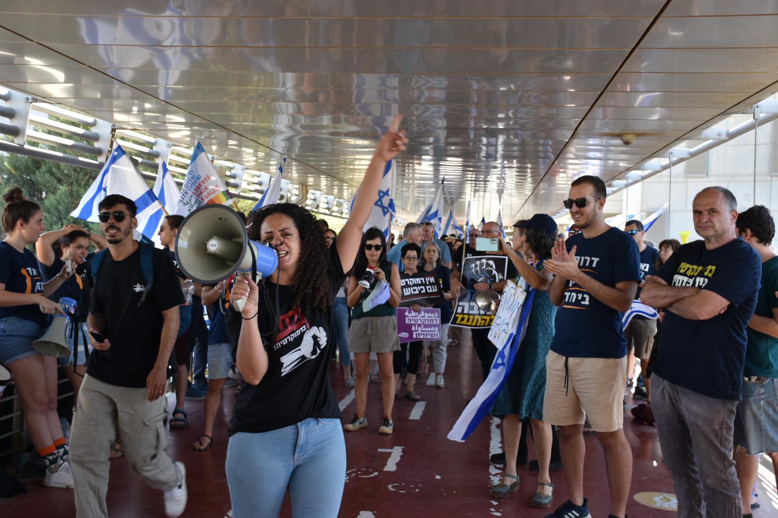 מפגינים היום בגשר מקסיקו בסמוך לאוניברסיטת בן גוריון. קרדיט סלון המחאה