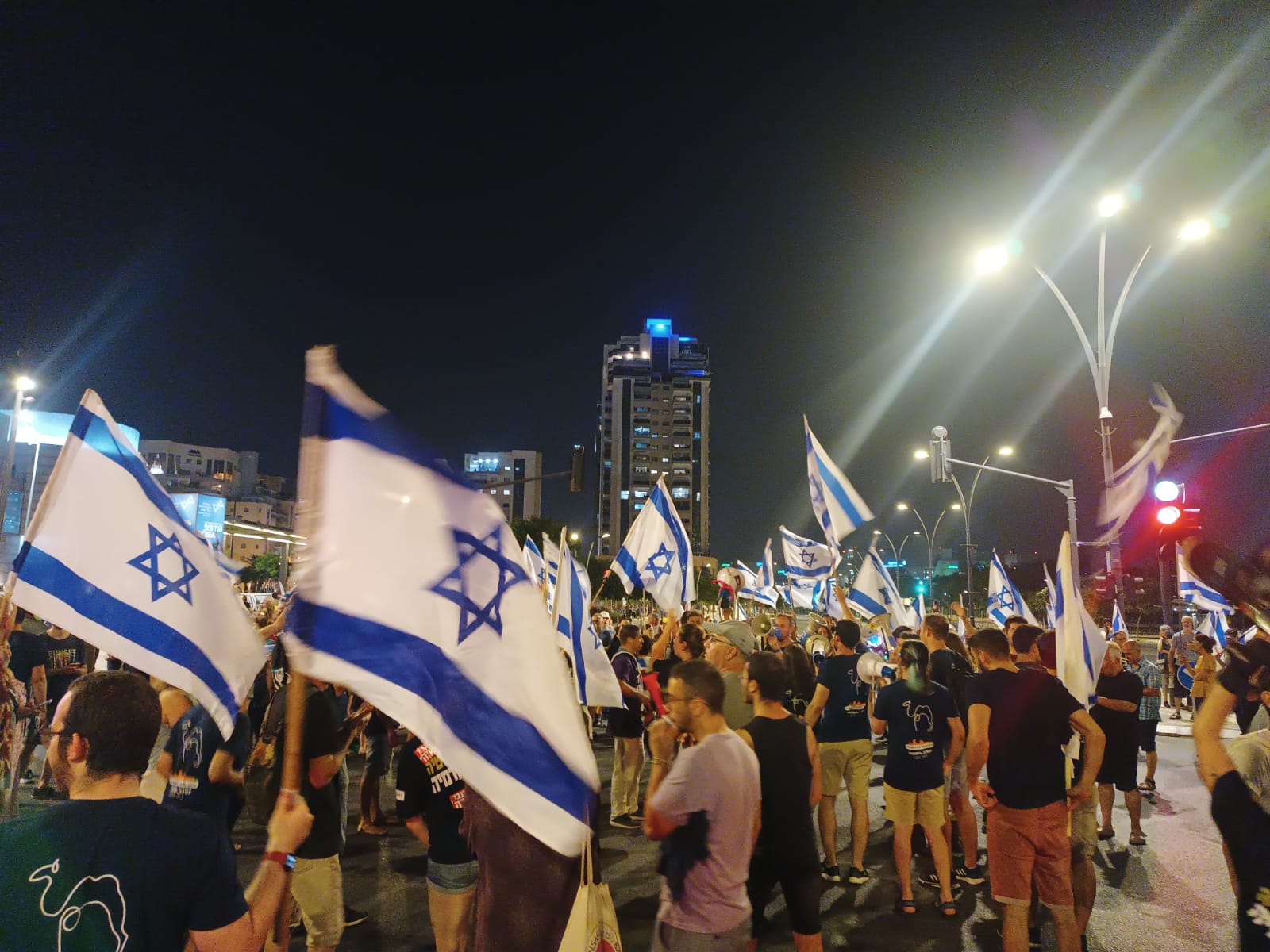 מפגינים חוסמים הערב את צומת המשכן לאומנויות הבמה. קרדיט מחאת הסטודנטים