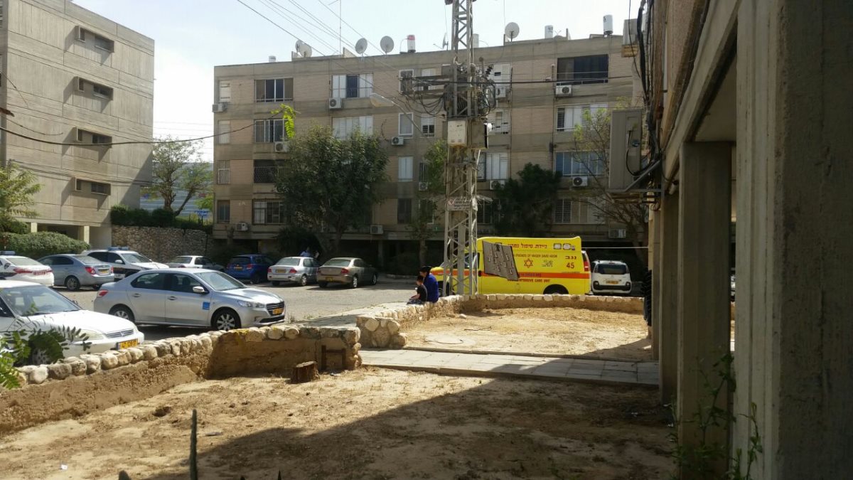 זירת הרצח ברחבת הגלבוע בשכונה ה'. צילום פרטי