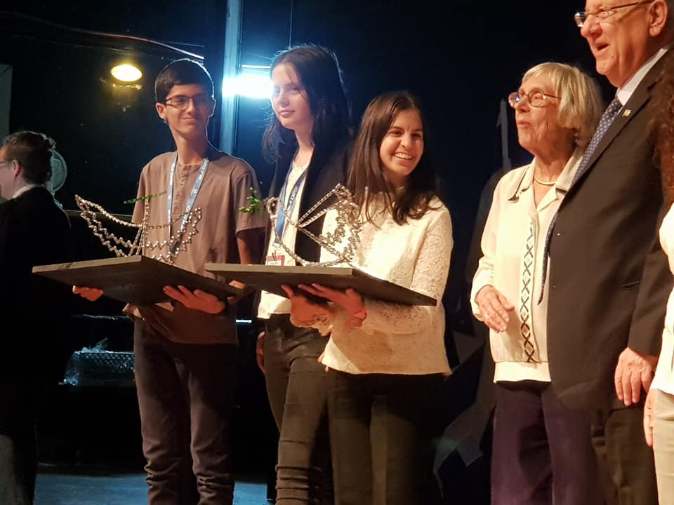 שיר מקבלת את הפרס ע"ש נחמה ריבלין. שימוש לפי סעיף 27 א לחוק זכויות היוצרים