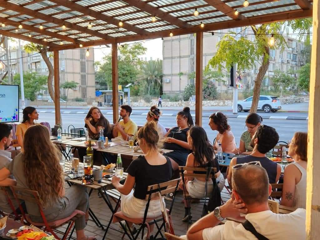 הצעירים מב"ש מעדיפים לעבור לגור במרכז או בערים הסמוכות. למצולמים אין קשר לנאמר. קרדיט צילום פרטי