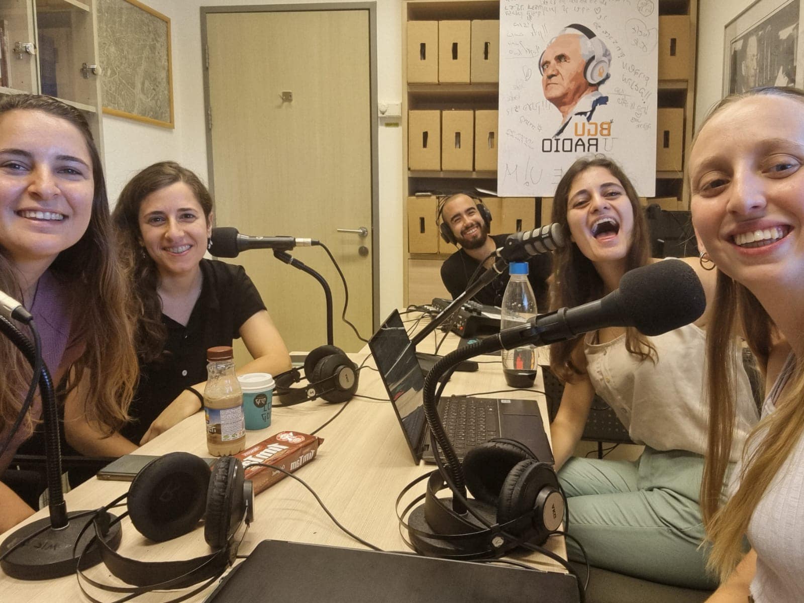 חברי התא החלו כבר לעבוד על הפודקאסט ואנחנו כבר לא יכולים לחכות להאזין לו. שימוש לפי סעיף 27 א בחוק זכויות היוצרים 