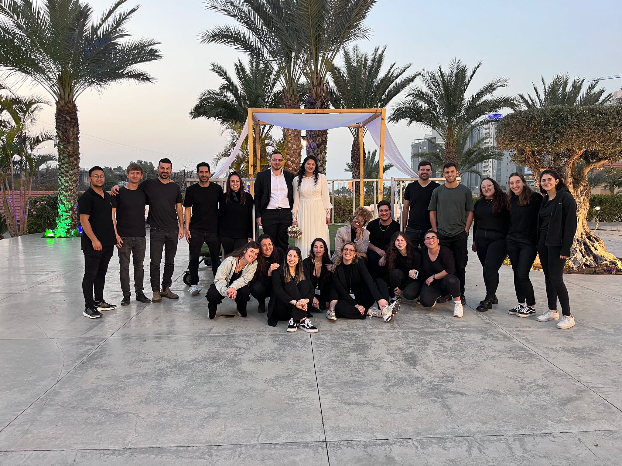 צוות המתנדבים של מברוק דרום ביחד עם החתן והכלה. קרדיט יערית יאיר