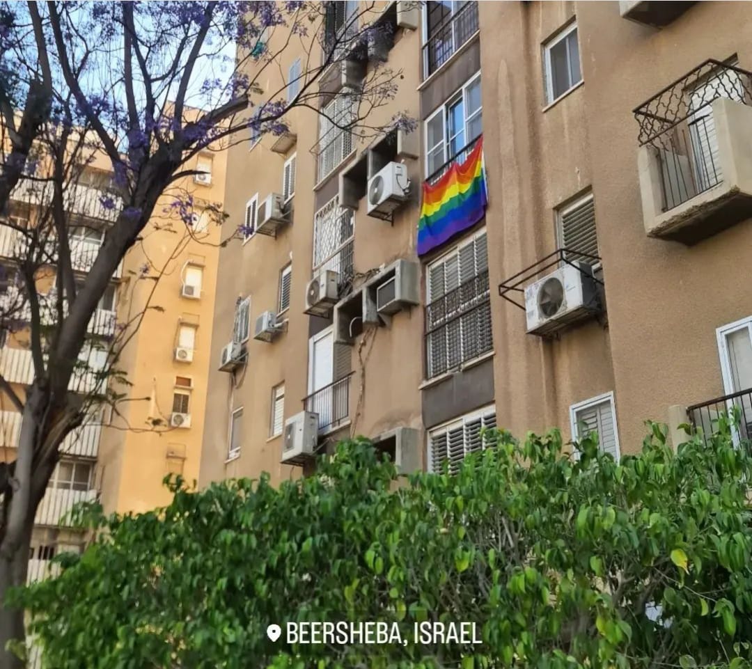 דגל הגאווה בבניין בו גרו החיילים. קרדיט שימוש חופשי