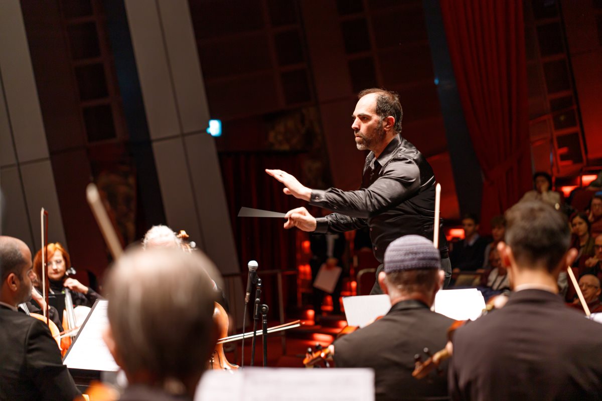 רני מנצח בקונצרט. קרדיט צילום אולגה מוקשב