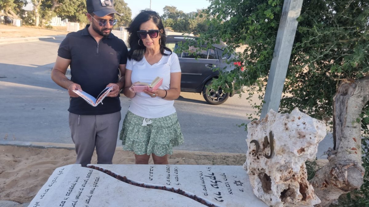 אימו ואחיו של ניר ליד קברו. קרדיט - צילום פרטי