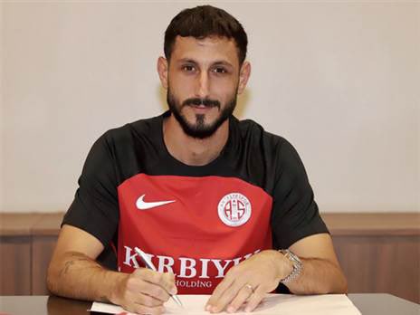 שגיב יחזקאל במעמד החתימה. קרדיט - תוכן גולשים ע"פ סעיף 27א'