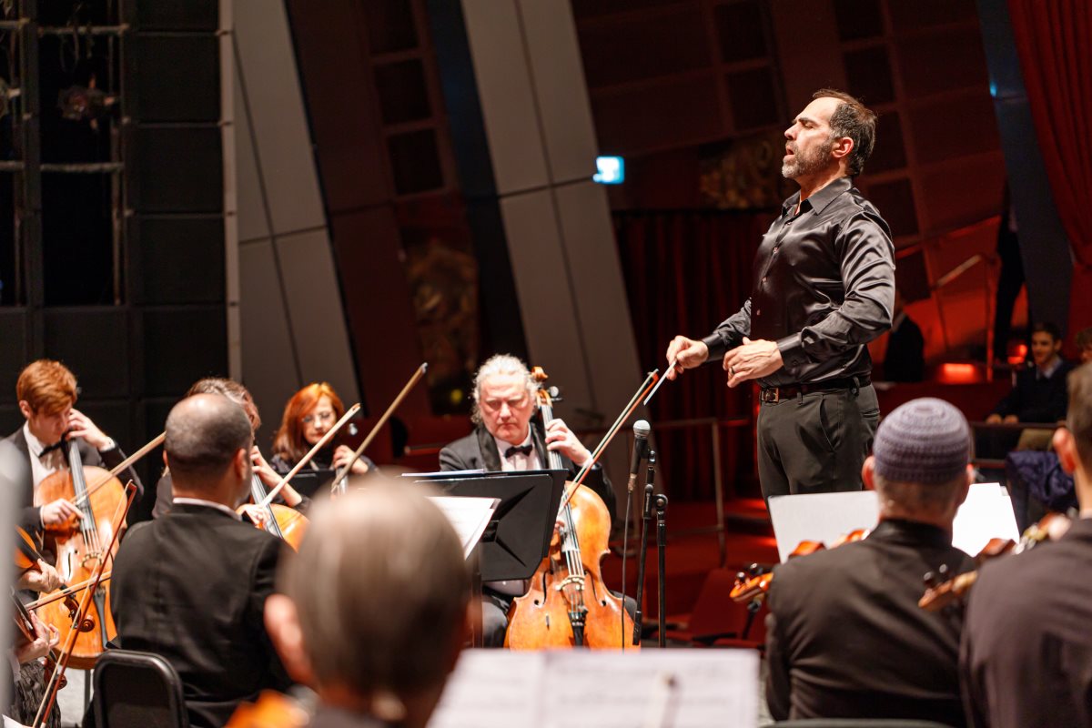 מנצח רני קלדרון. צילום: יח"צ