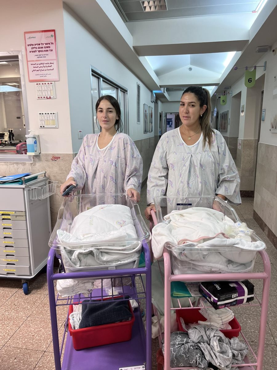 האחיות לידור ובינוב ילדו באותו היום. צילום: פרטי