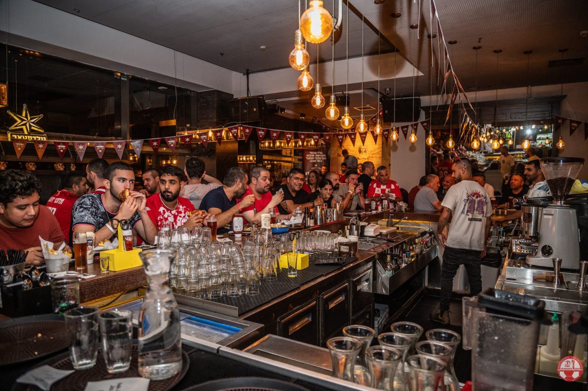 הפועל באר שבע בספרייה. קרדיט - הפועל ''ויקטורי'' באר שבע