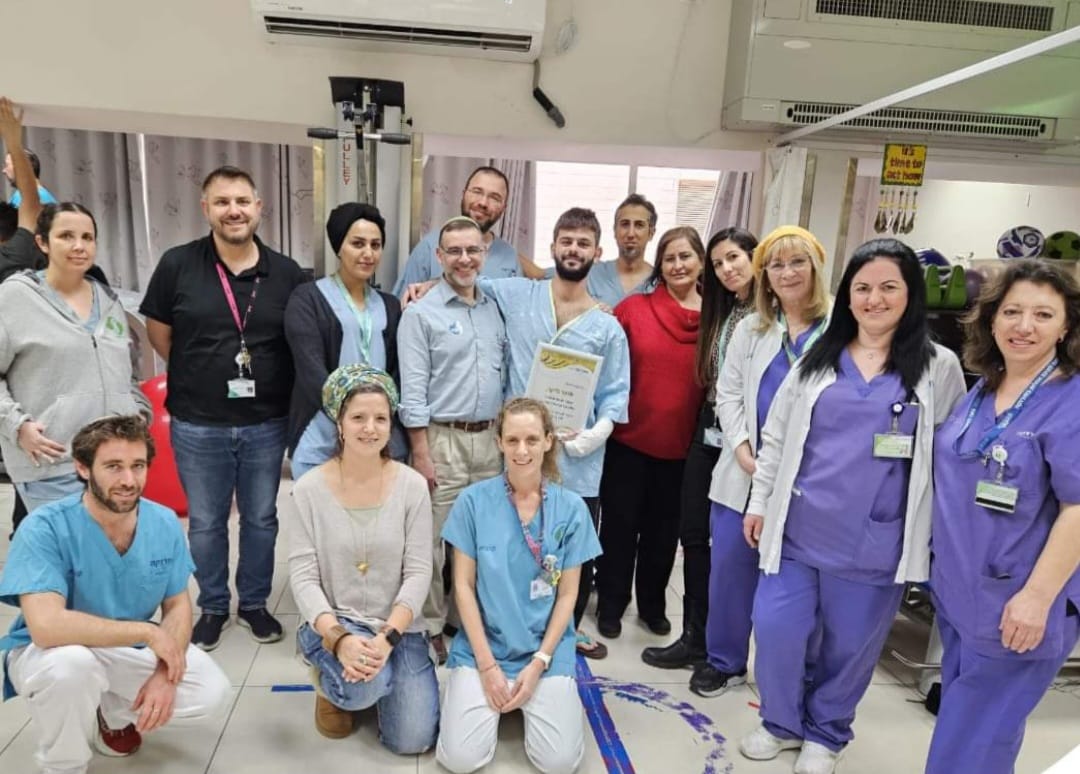 תומר והצוות הרפואי. קרדיט - סורוקה