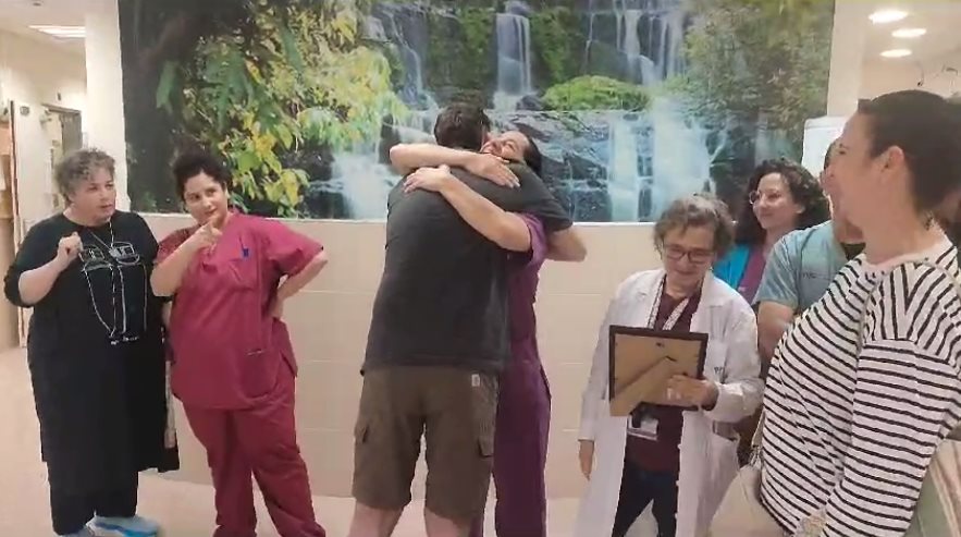 עומר והצוות הרפואי. קרדיט - סורוקה