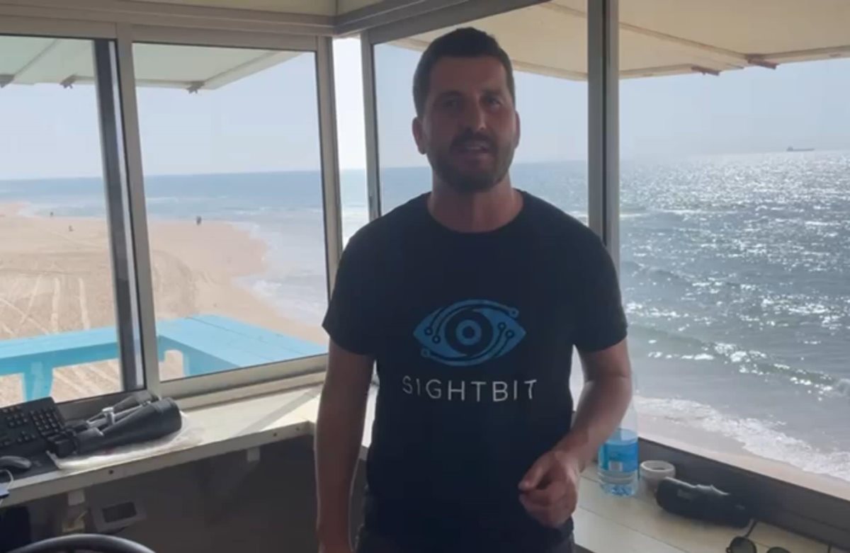 אדם בחוף אשדוד לפני שבועיים. תוכן גולשים, שימוש לפי סעיף 27 א בחוק זכויות היוצרים