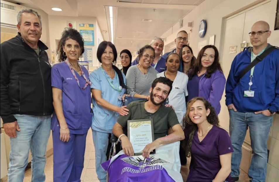 יונתן דונט עם צוות סורוקה. קרדיט תוכן גולשים, שימוש לפי סעיף 27 א בחוק זכויות היוצרים