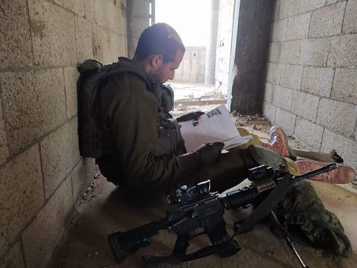 ידידיה, סטודנט לרפואה בבן גוריון עת נאלץ ללמוד בשטח. תוכן גולשים שימוש לפי סעיף 27 א בחוק זכויות היוצרים