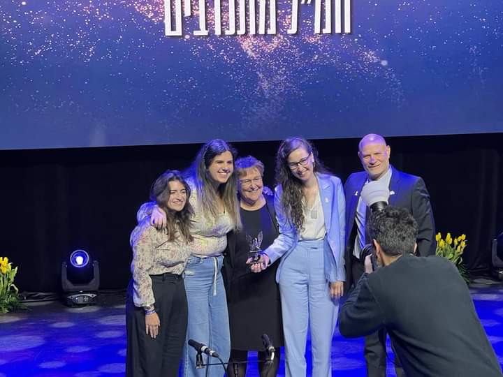 שקד בעת קבלת הפרס. תוכן גולשים שימוש לפי סעיף 27 א בחוק זכויות היוצרים 