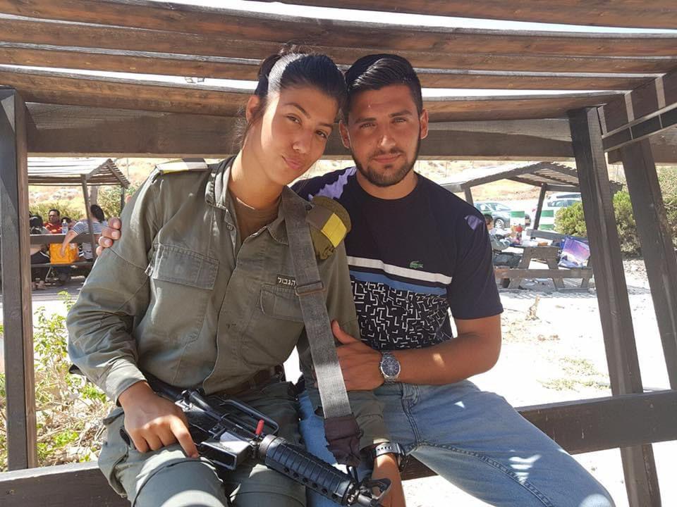 שני עם אחיה מיכאל ליזמי ז"ל. צילום: פרטי