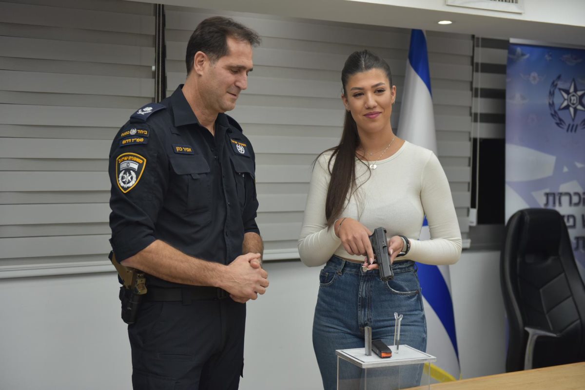 שני מקבלת את האקדח של אחיה