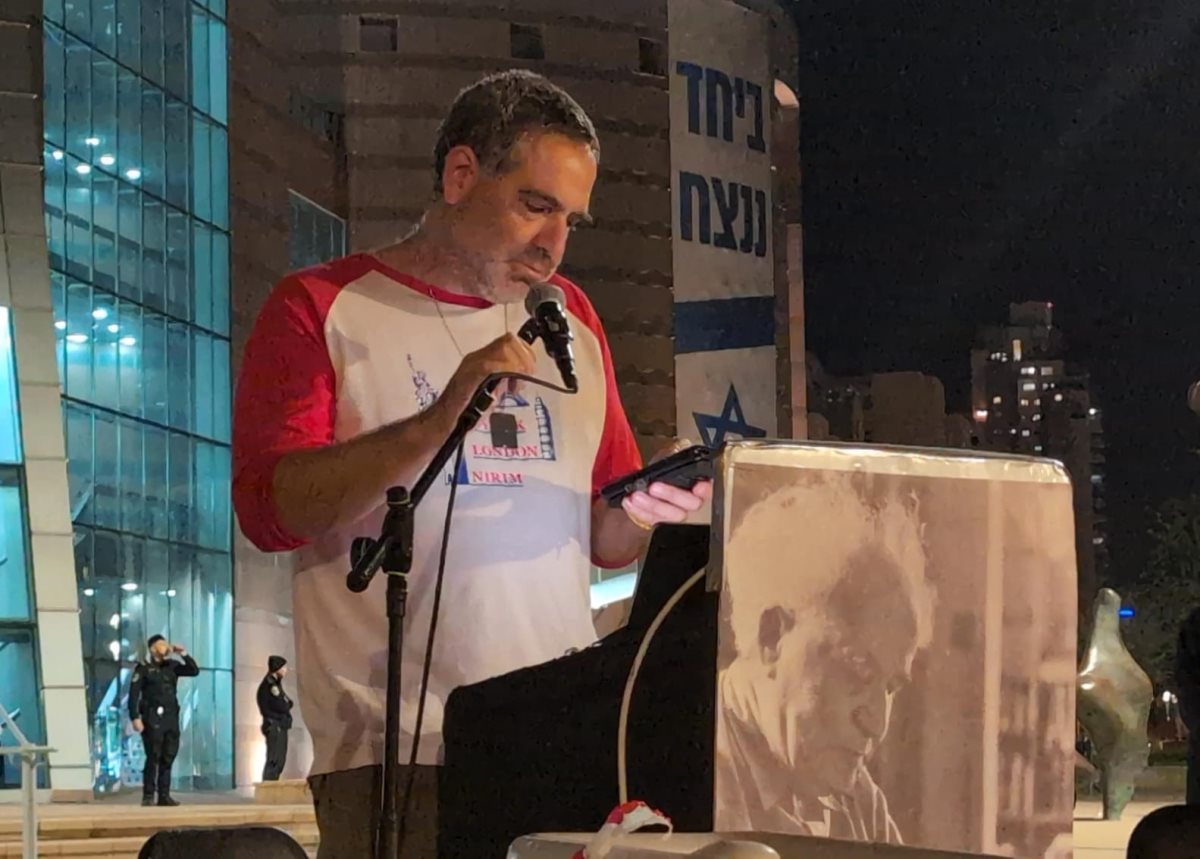 בר חפץ - מגדל אבוקדו מקיבוץ נירים, שמשפחתו הופקרה ב-7 לאוקטובר. קרדיט: תניא ציון וולדקס