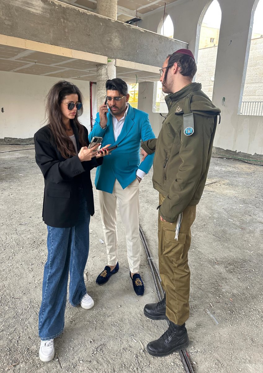 יענקי, ג'סיקה ואדם בבית הכנסת. צילום: פרטי