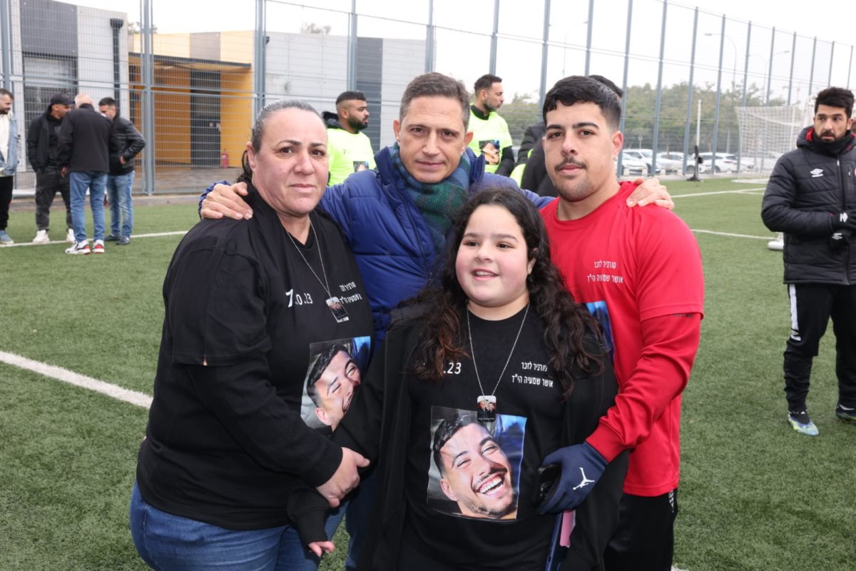 רוביק דנילוביץ עם משפחת שמעיה. צילום: פרטי