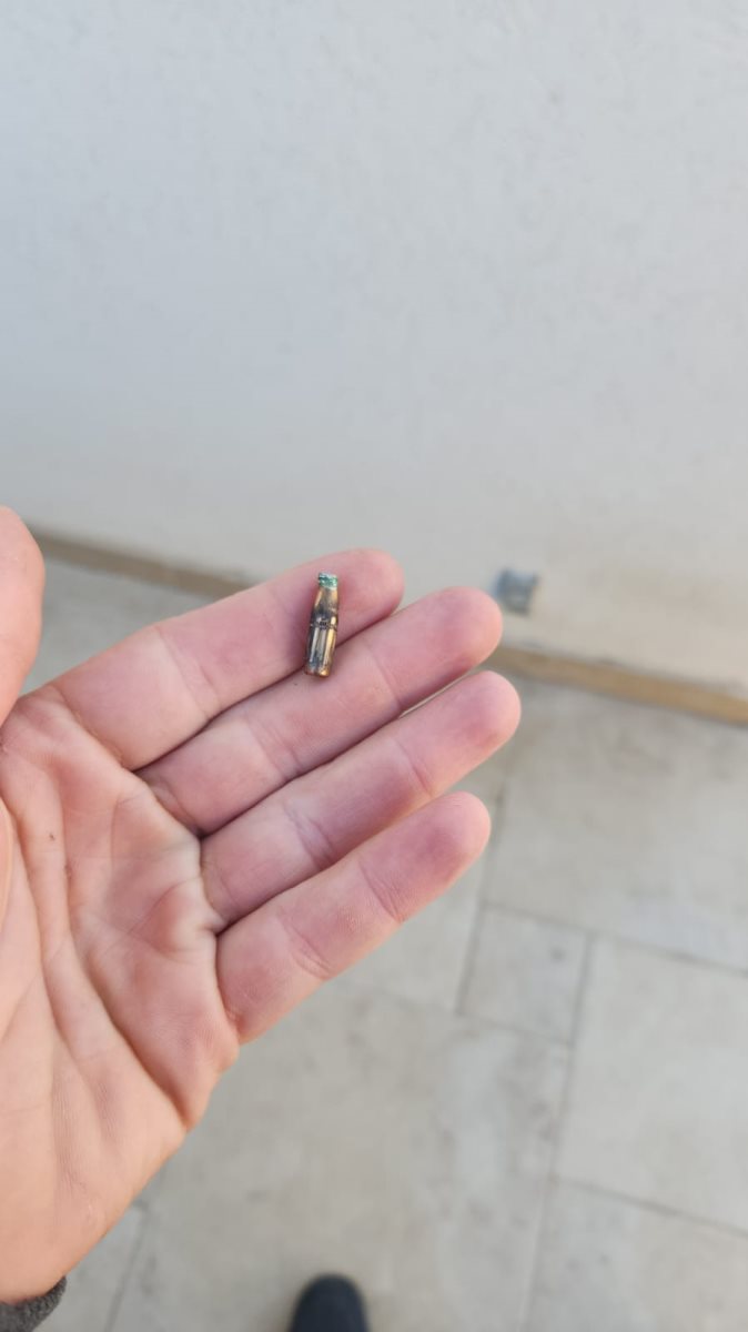 קליע שפגע ברכב בכרמית. קרדיט - צילום פרטי