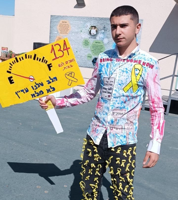 התלמיד נועם כחלון אשר זכה במקום הראשון בתחרות התחפושות של תיכון עתיד באר שבע. קרדיט ירון שקד