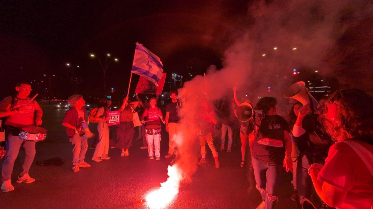 מפגינים מדליקים אבוקה במהלך חסימת אחד הכבישים בהפגנה הערב. קרדיט תניא צין וולדקס