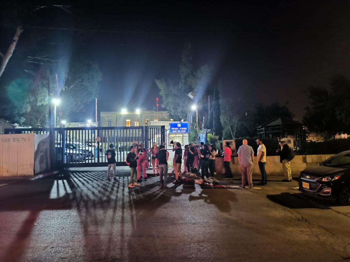 מפגיני ארגון החזית הורודה בהפגנה הערב מול תחנת המשטרה בה נמצא הפרופסור שנעצר. קרדיט שרית לייזרוביץ'