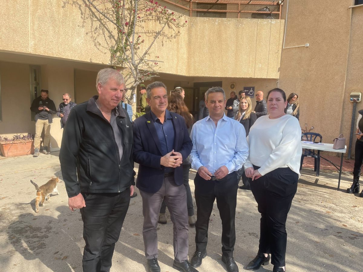 מימין - דנה שדה אופיר, אלון יפרח, ד״ר רון תומר וראש המועצה ניר זמיר. קרדיט - יח''צ